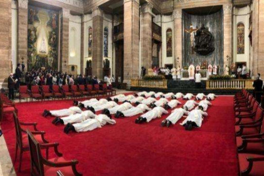 I 27 nuovi sacerdoti dell'Opus Dei durante l'ordinazione a Roma