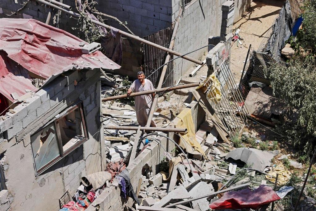 Un uomo e ciò che resta della sua casa, distrutta dai bombardamenti a Khan Yunis, nel sud della Striscia di Gaza