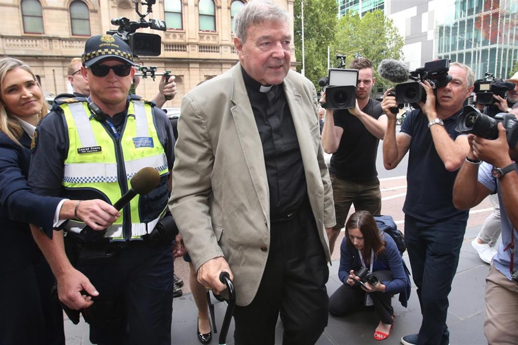 Il cardinale George Pell all'uscita dal tribunale di Melbourne il 26 febbraio 2019