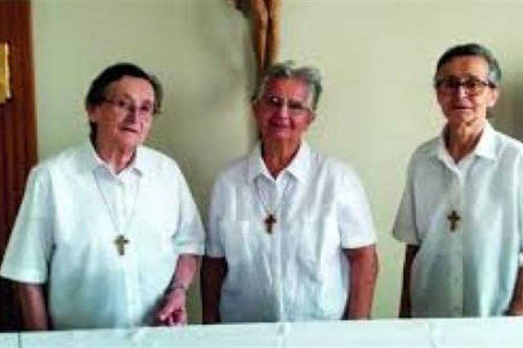 Suor Maria Concetta (al centro) con le consorelle