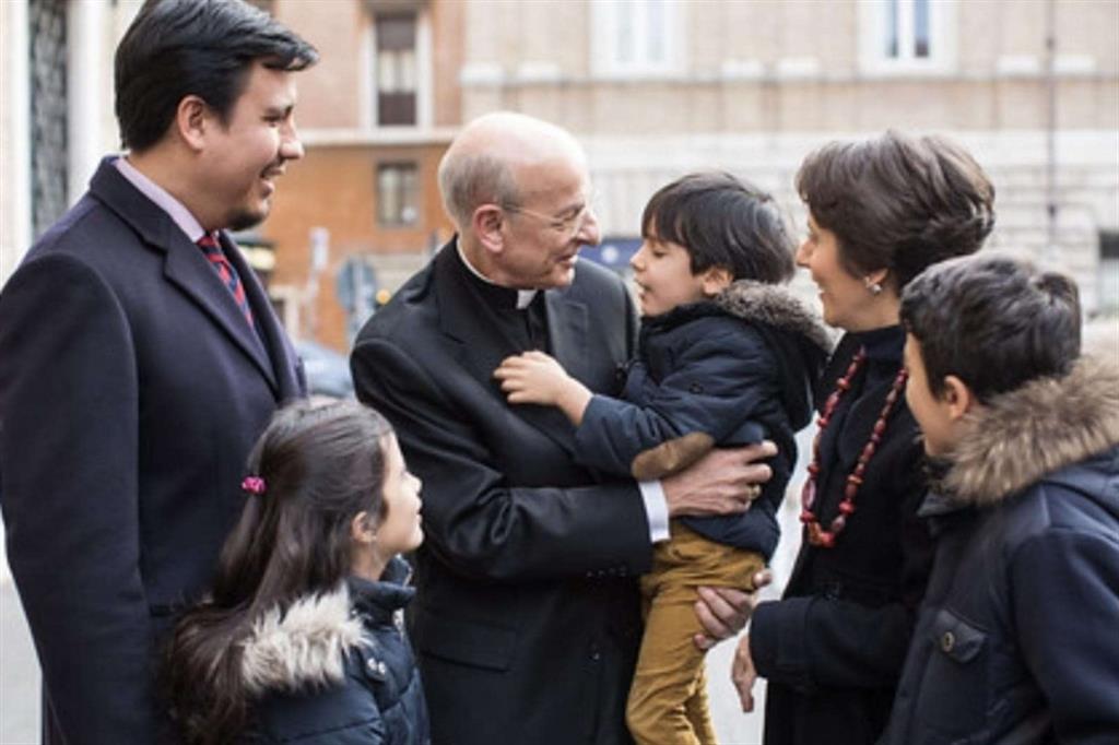 Il prelato dell'Opus Dei monsignor Fernando Ocáriz con una famiglia