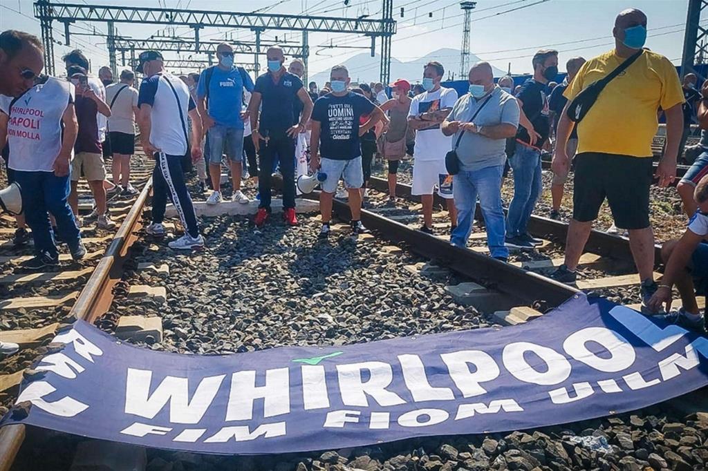 A Napoli i dipendenti della Whirlpool hanno bloccato i binari dell'alta velocità