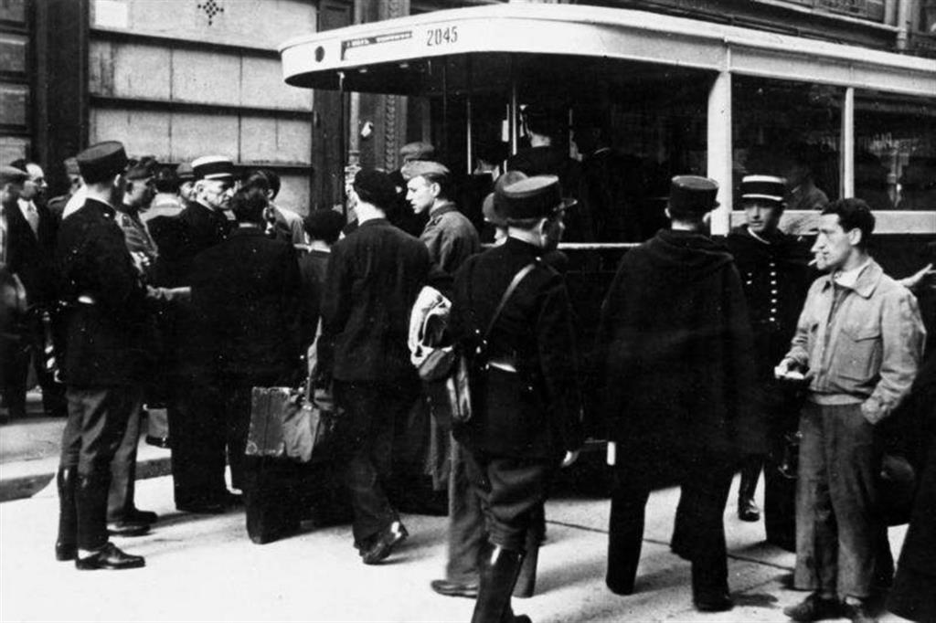 Arresto di ebrei condotto a Parigi dalla polizia francese il 20 agosto 1941