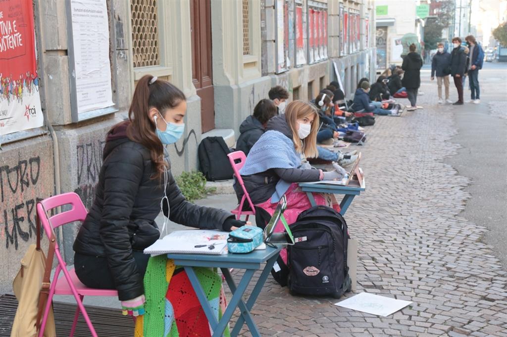 Studenti del liceo fanno lezione in strada a Torino per protestare contro la dad