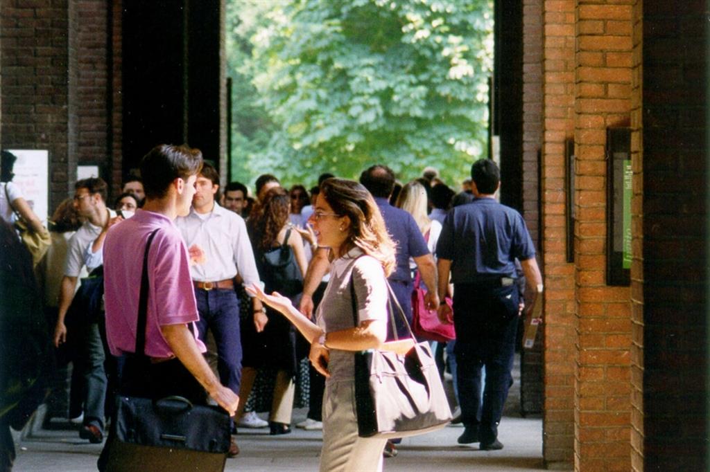 Studenti all'esterno della sede di Milano