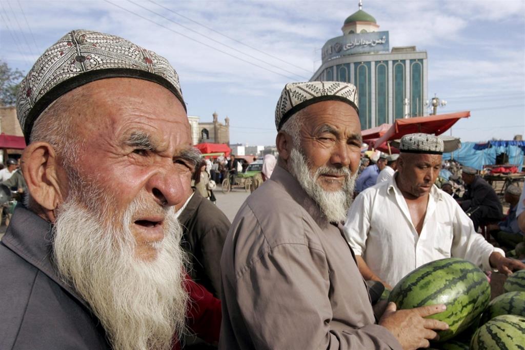 Anziani uighuri nel bazar di Kashgar