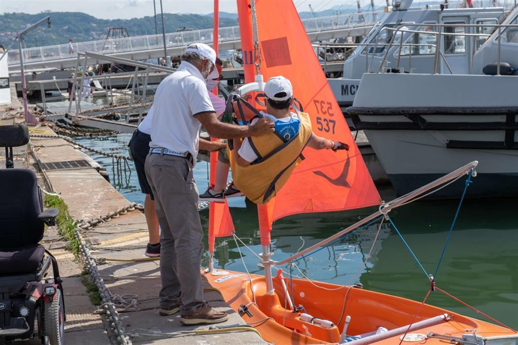 Un atleta disabile si preparare per un'uscita con l'imbarcazione Hansa 303