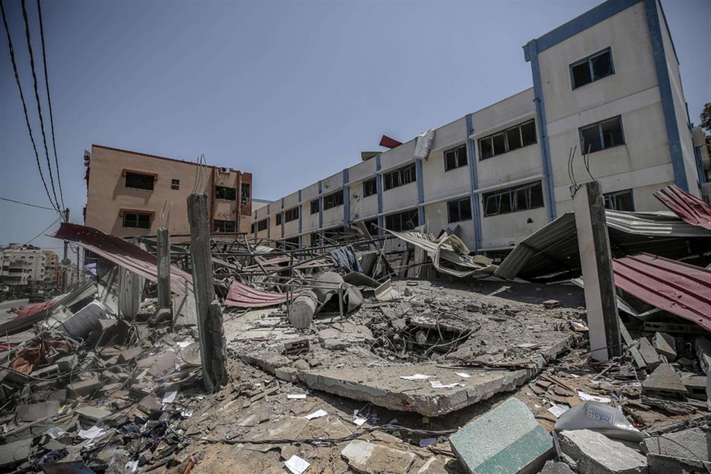 L'edificio del ministero dell'interno di Hamas, alla periferia di Gaza, distrutto da un raid aereo israeliano