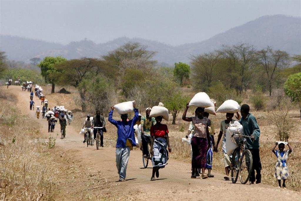 Popolazione in marcia per procurarsi il cibo: qui in Malawi
