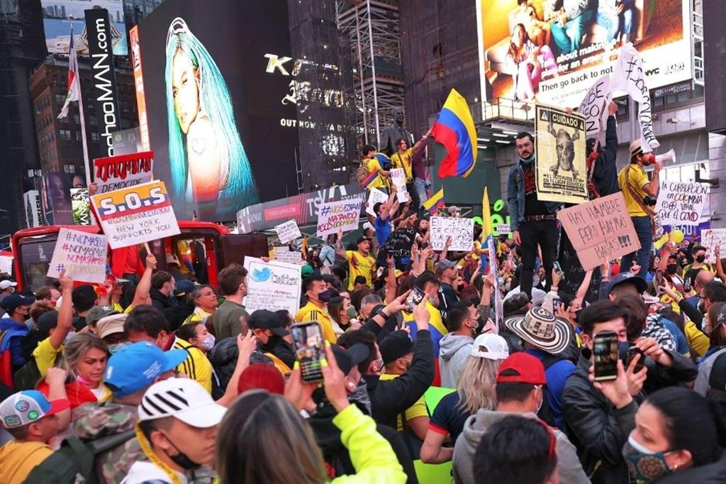I «campesinos» assediano Bogotà Il governo tratta
