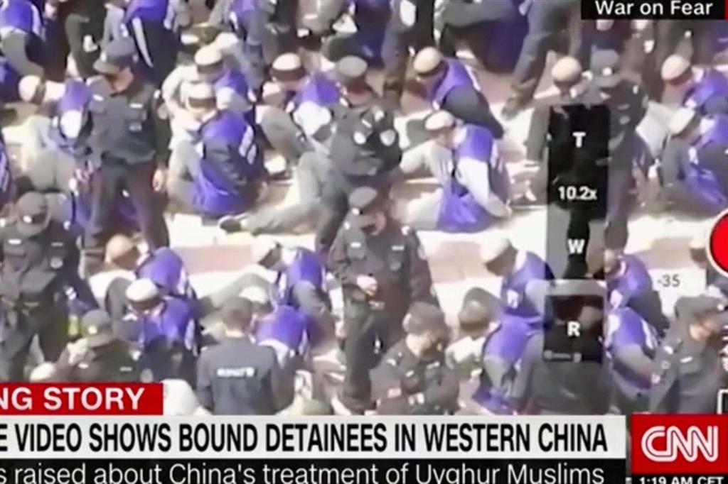 Un fermo immagine della Cnn mostra centinaia di persone incarcerate e bendate nello Xinjiang