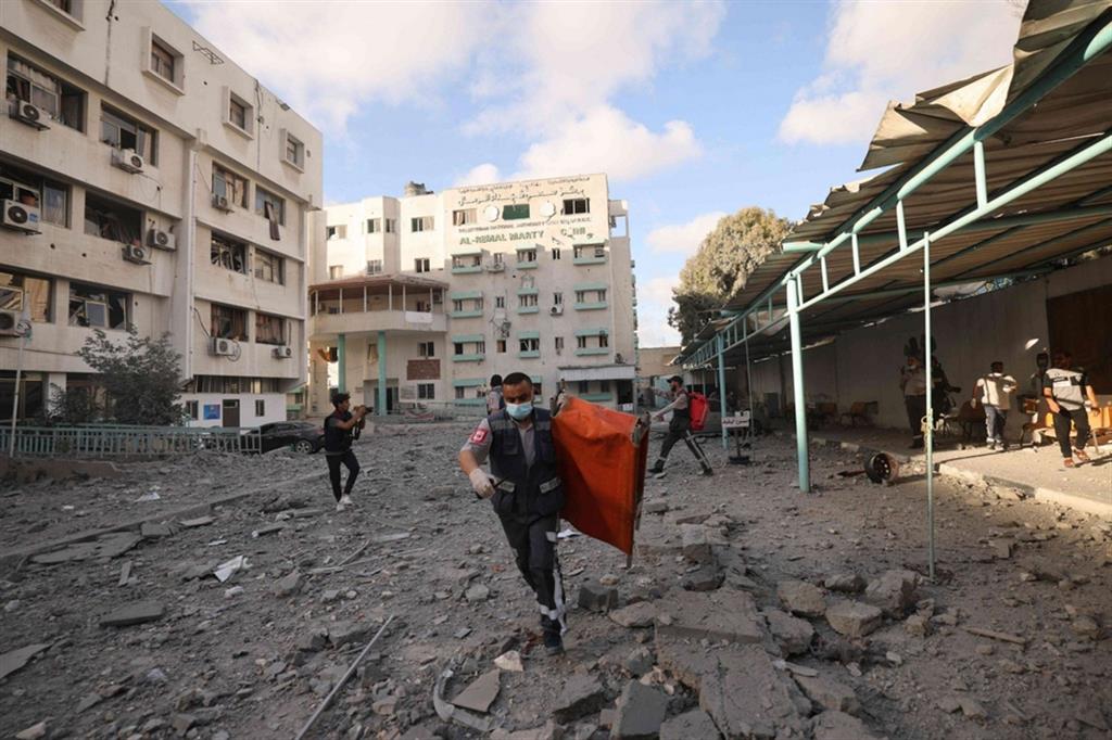 I palestinesi scappano da un edificio di Gaza City che sta per essere colpito