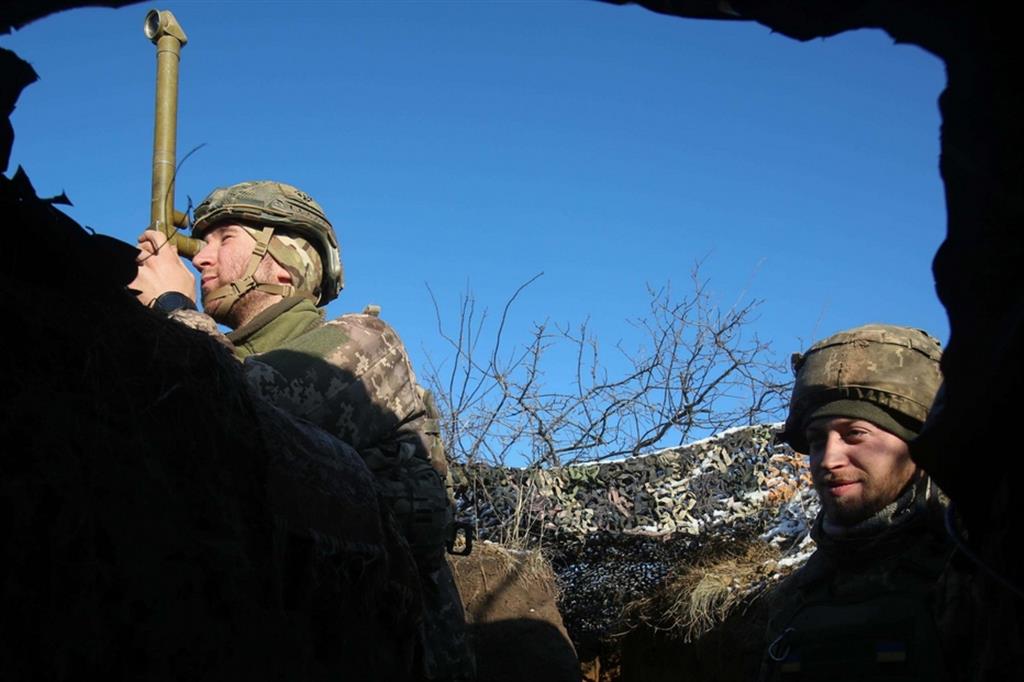 Soldati dell'esercito ucraino in trincea a Svetlodarsk, nella zona di Donetsk