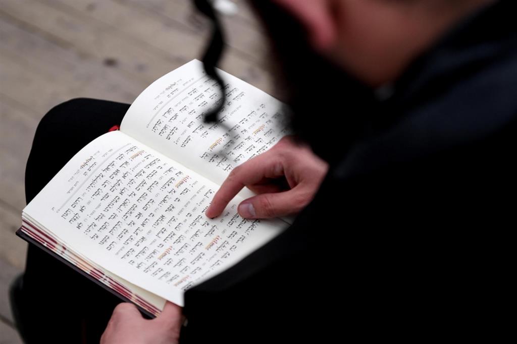 Un ebreo ortodosso impegnato nella lettura