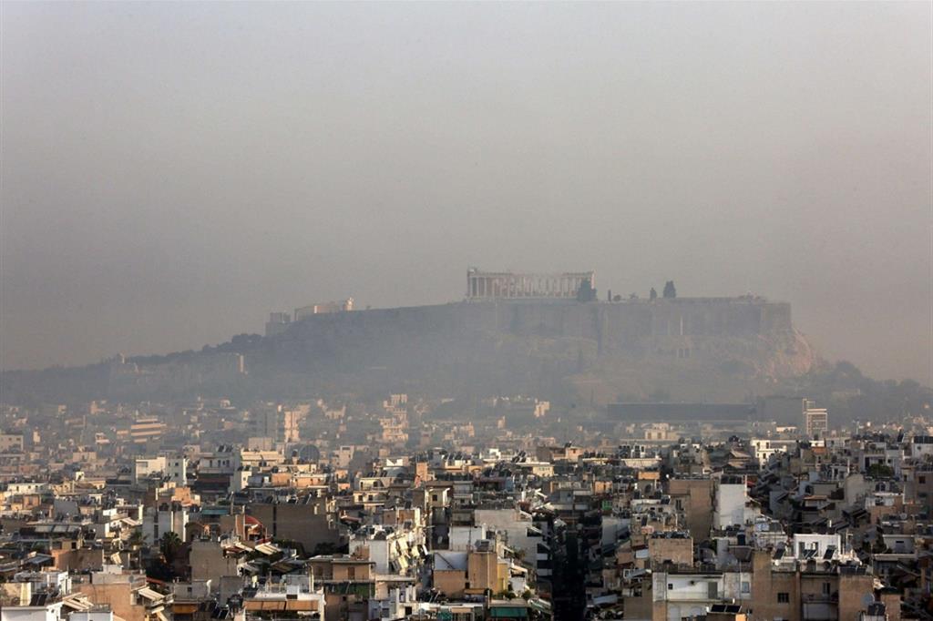 Atene, l'Acropoli oscurata dal fumo degli incendi