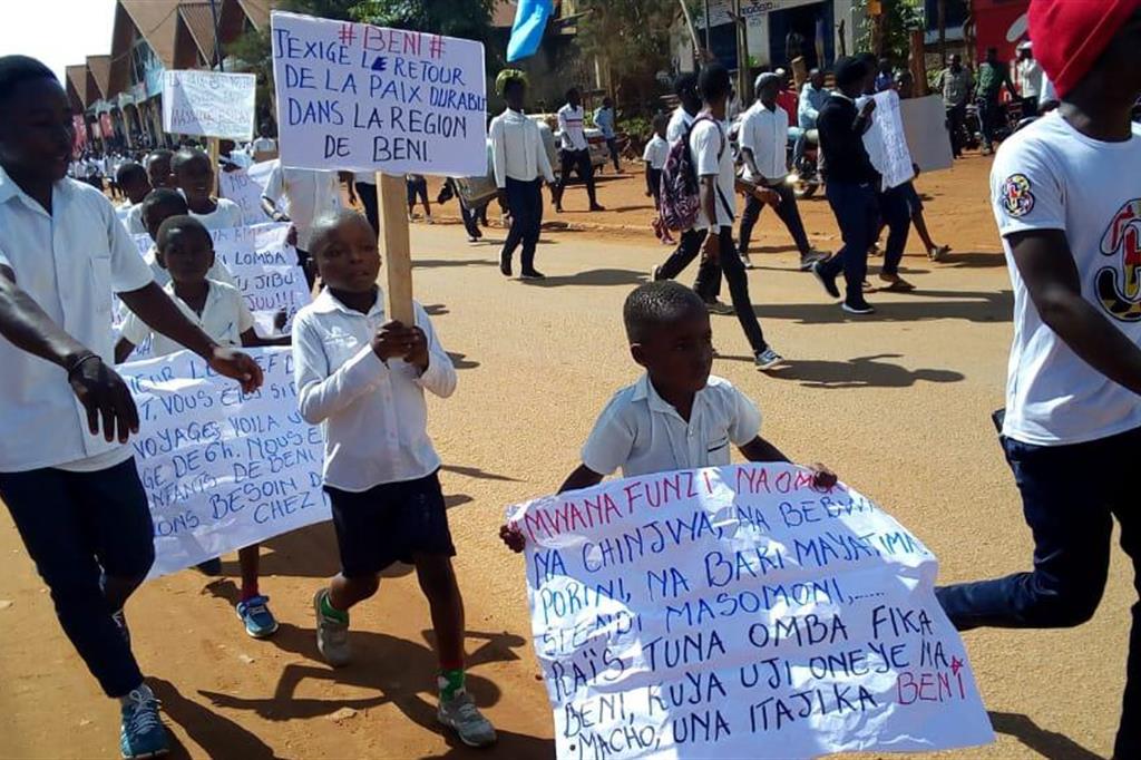 Una manifestazione dei bambini vicino al municipio di Beni, nella regione congolese del Nord Kivu