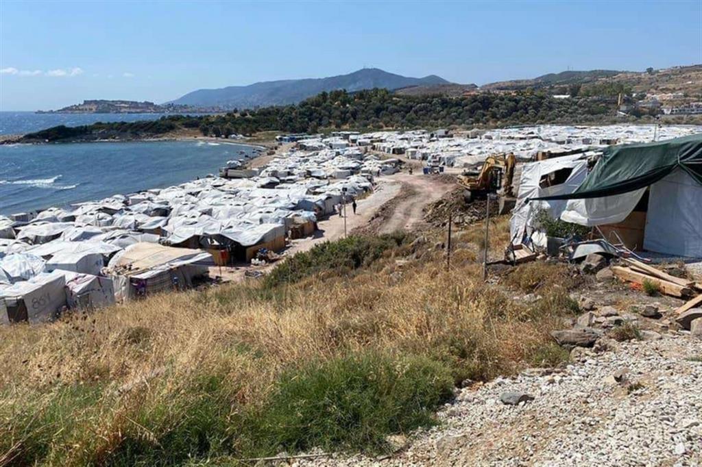 Le tende che formano l’insediamento di una parte del campo profughi di Kara Tepe sull’isola di Lesbo. L’hotspot di Moria, distrutto dall’incendio del settembre 2020, era stato costruito nel 2015 per volere dell’Ue