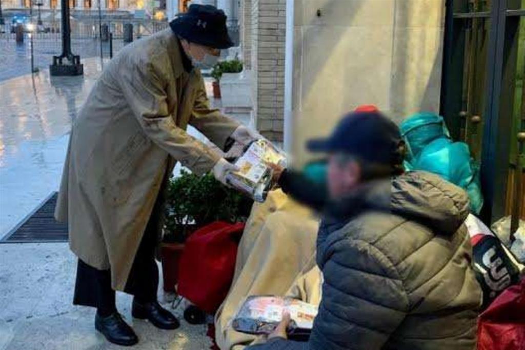 L'ambasciatore Lee mentre consegna i kit ai senza dimora nei pressi di piazza San Pietro