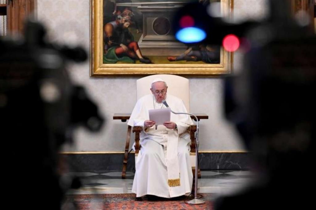 Il Papa: "Con la liturgia preghi con Cristo accanto a te"