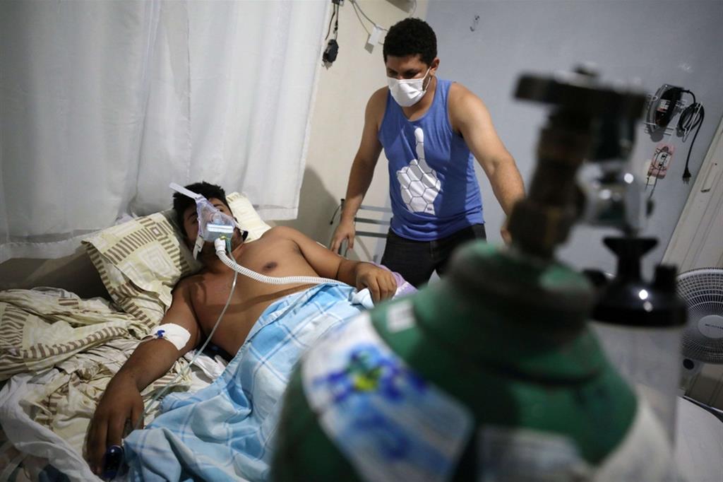 Un giovane paziente Covid curato in casa a Manaus. La carenza di ossigeno affligge ormai tutta la regione settentrionale del Brasile