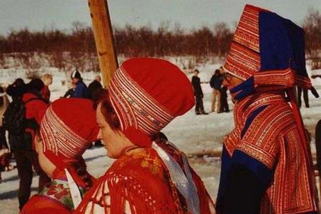 Famiglia sami durante una celebrazione primaverile