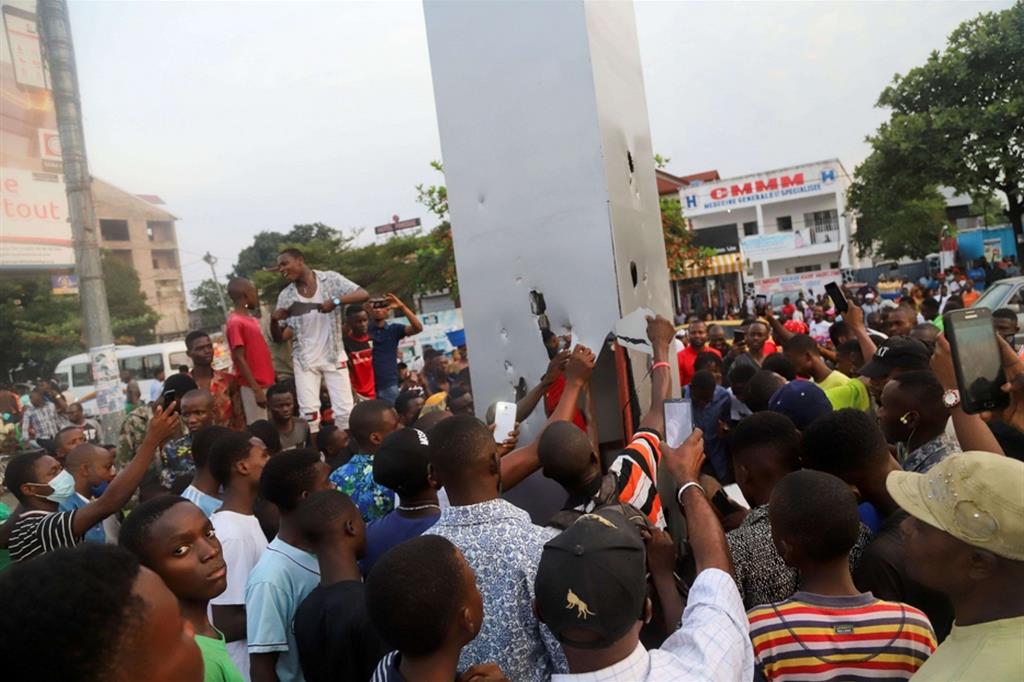 La folla inferocita contesta il manufatto a Kinshasa