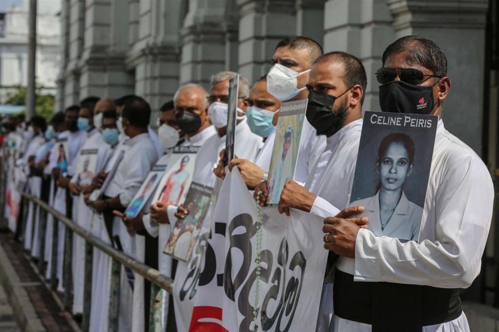 Sacerdoti dell'Arcidiocesi di Colombo che protestano per la verità sulle vittime degli attentati di Pasqua del 2019