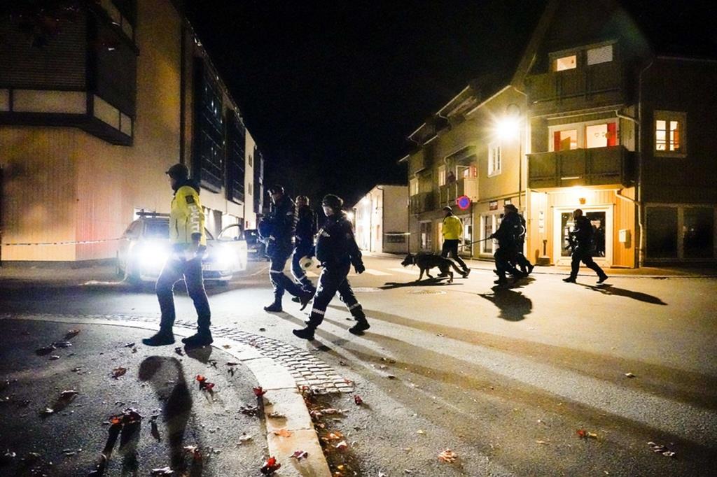 La polizia norvegese nel centro della cittadina di Kongsberg subito dopo la cattura, nella serata di mercoledì, dell’aggressore