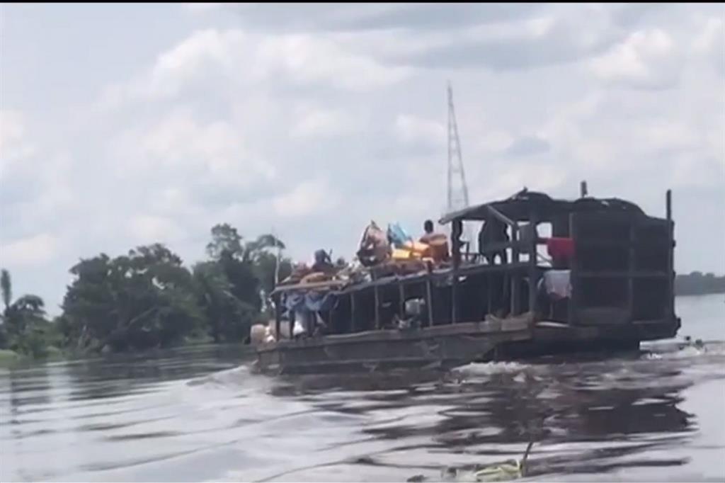 Un barcone in Congo, dov'è abitudine spostarsi lungo le vie d'acqua che formano una rete di comunicazione più efficiente di quella stradale. Ma i naufragi sono frequenti, soprattutto di notte