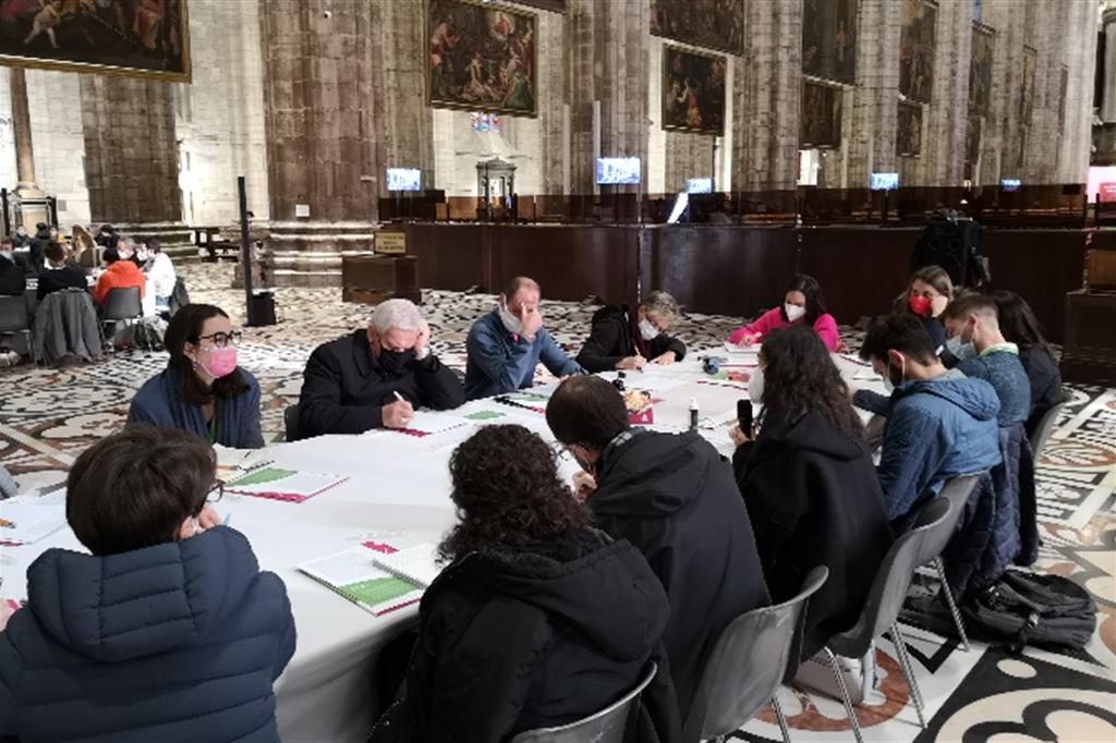 Uno dei tavoli di dialogo tra giovani e vescovi, il 6 novembre in Duomo