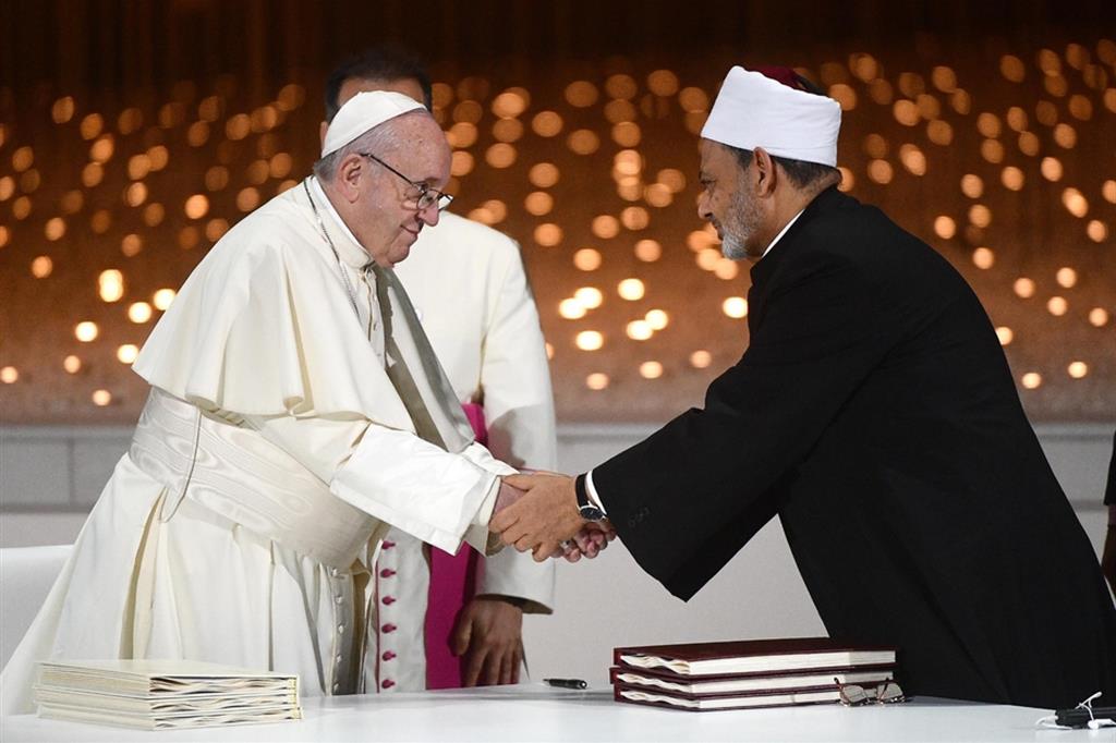 Papa Francesco e il grande imam di Al-Azhar, Ahmad Al-Tayyeb, ad Abu Dhabi nel febbraio 2019