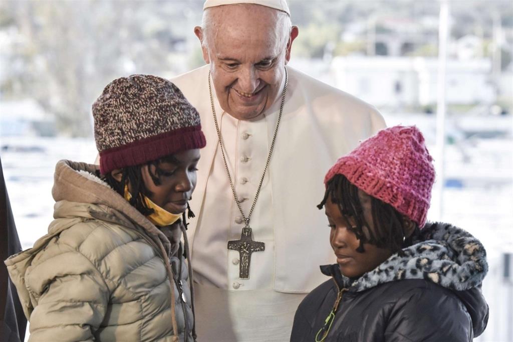 Papa Francesco nell'isola di Lesbo incontra i migranti