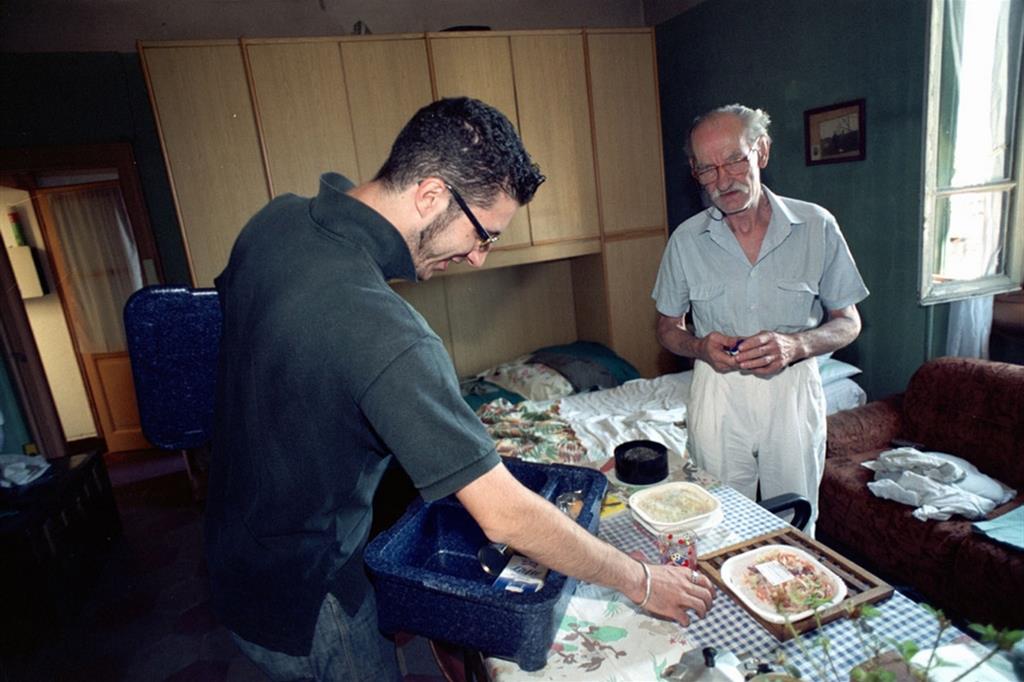 Milano, un giovane in servizio civile porta il pasto ad un anziano