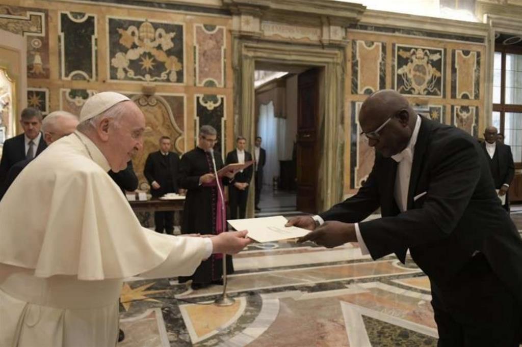 La presentazione delle credenziali al Papa, stamani, da parte di uno dei nuovi ambasciatori