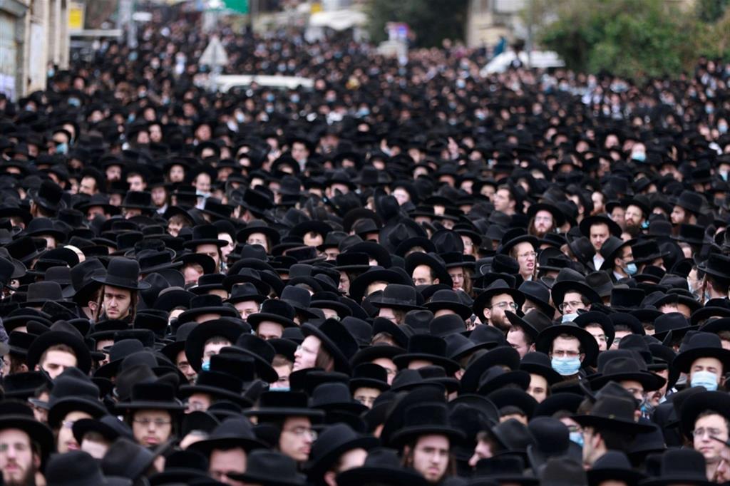 Il corteo funebre degli Haredim per le strade di Gerusalemme