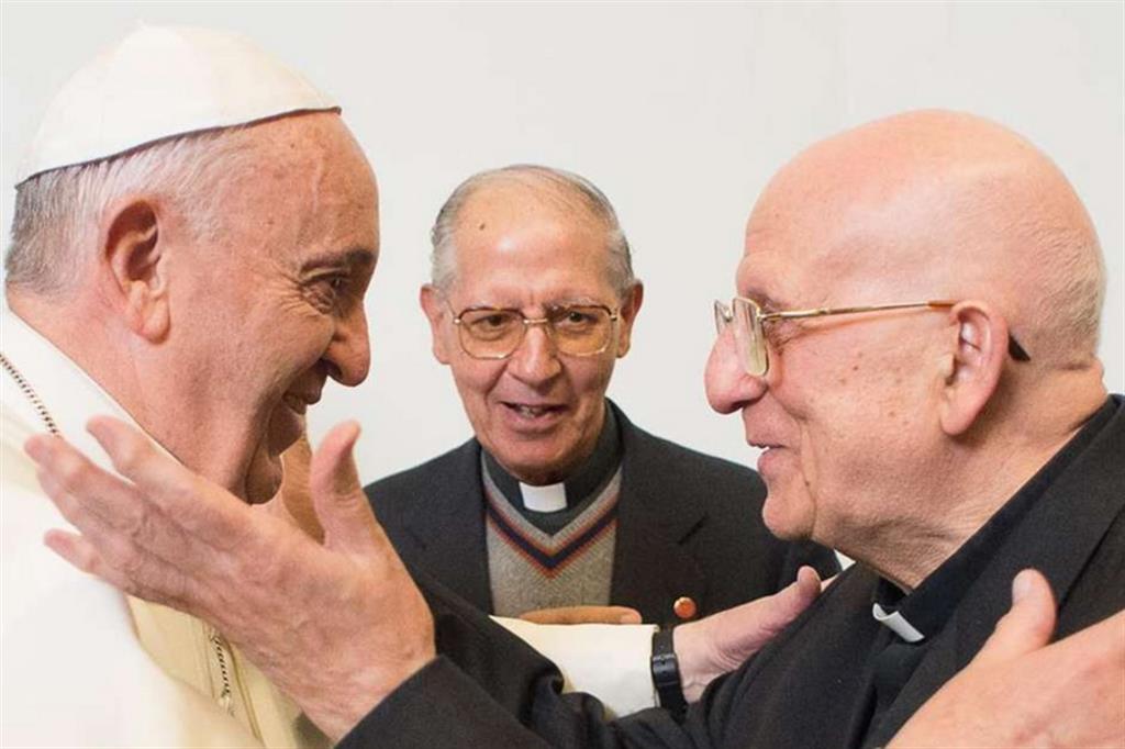 Un incontro tra papa Francesco e Bartolomeo Sorge. Al centro Adolfo Nicolás Pachon, ex superiore generale della Compagnia di Gesù