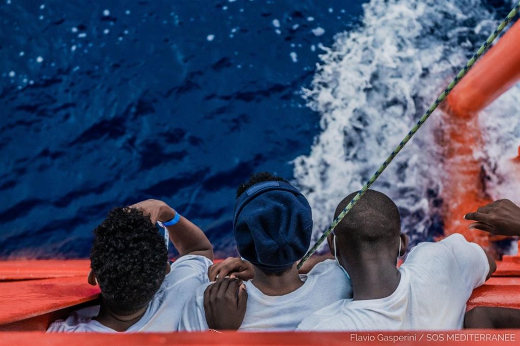 Un gruppo di migranti sulla Ocean Viking