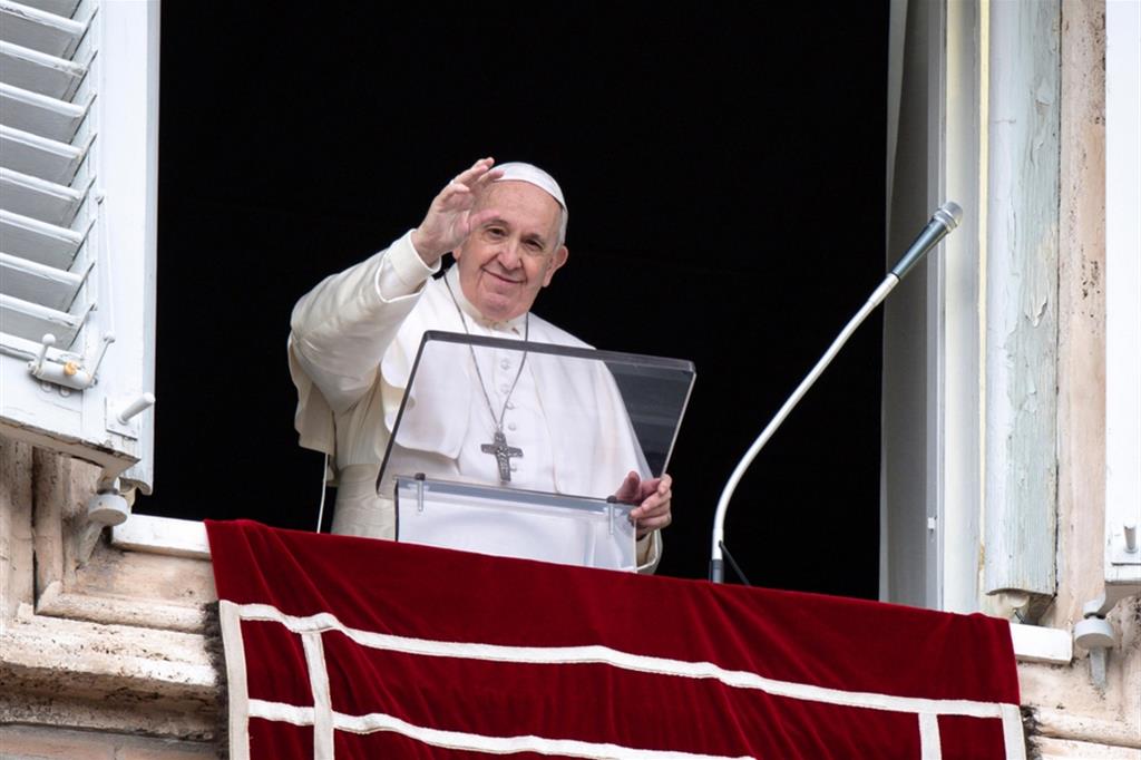 Papa Francesco affacciato sulla piazza San Pietro l'8 dicembre 2020