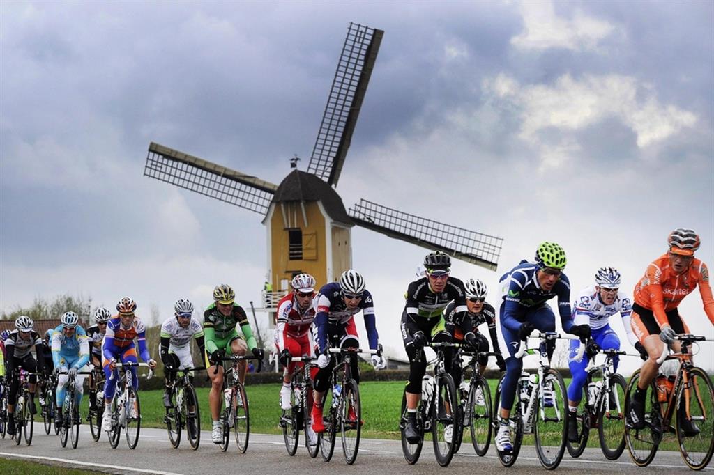 Una suggestiva immagine d'archivio della Amstel Gold Race che si corre oggi nei Paesi Bassi
