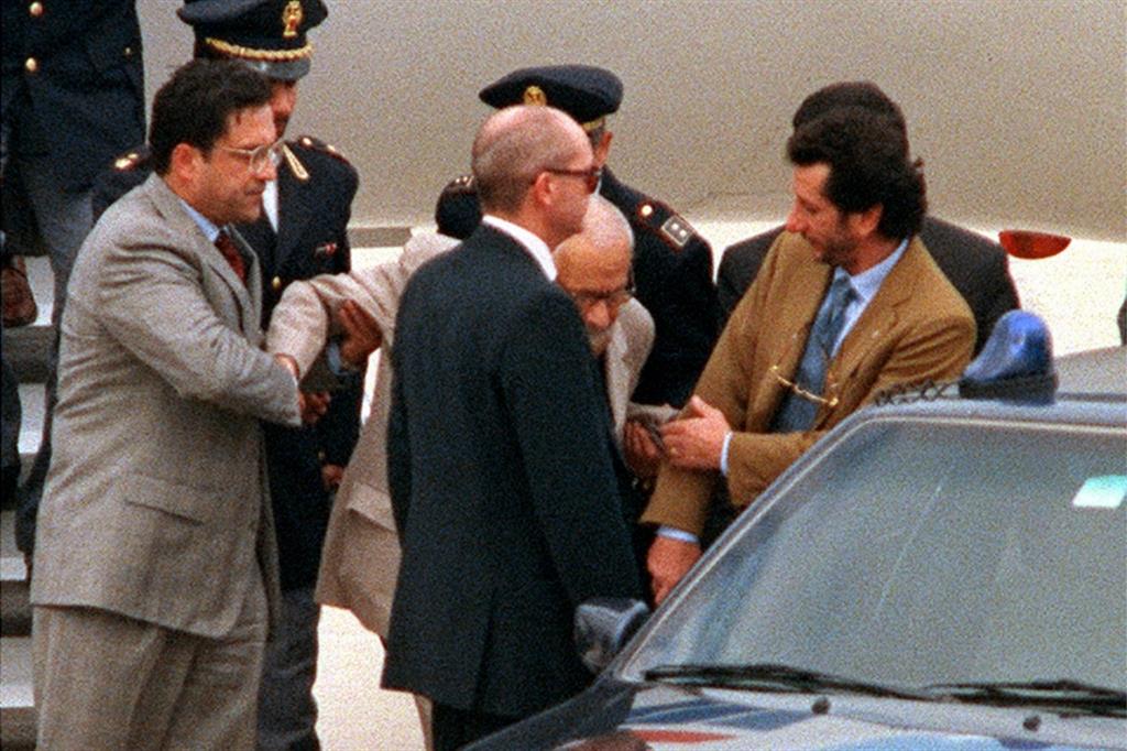 L'ex capo della loggia massonica P2 Licio Gelli arriva a Ciampino scortato da poliziotti. E' il 16 ottobre 1998