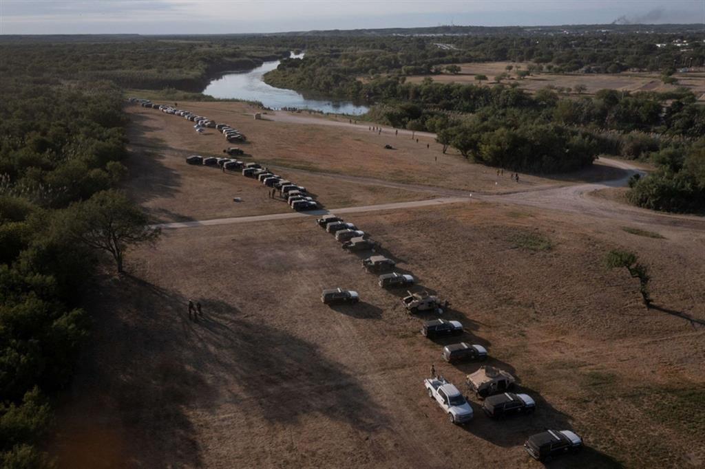 Lo schieramento di auto al confine con il Texas