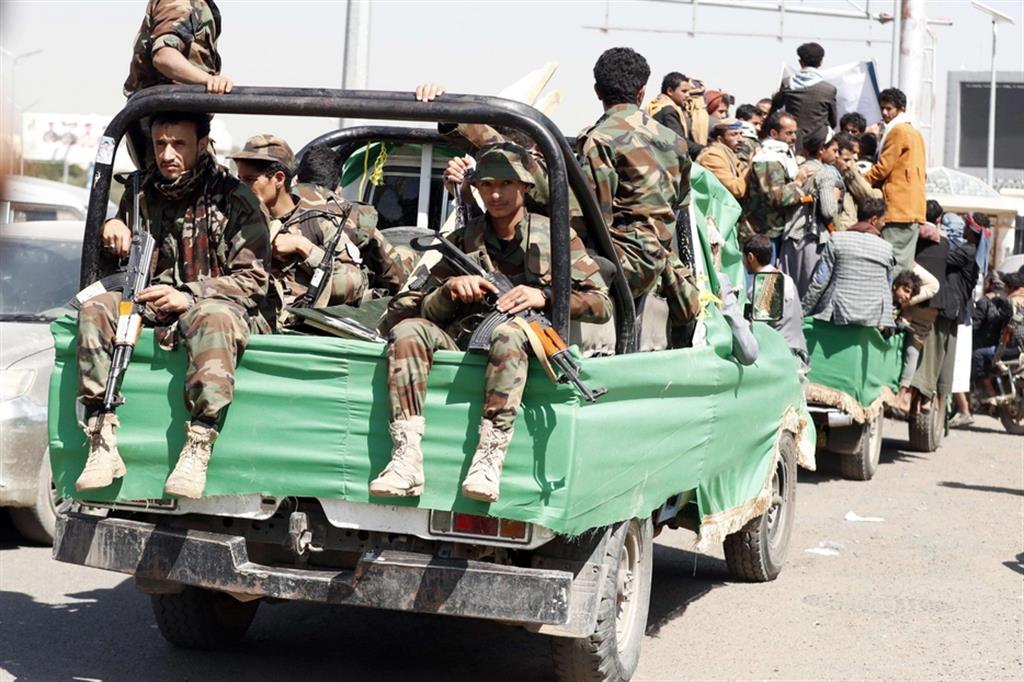 Truppe dei ribelli sciiti filo-iraniani dirette al fronte in Yemen