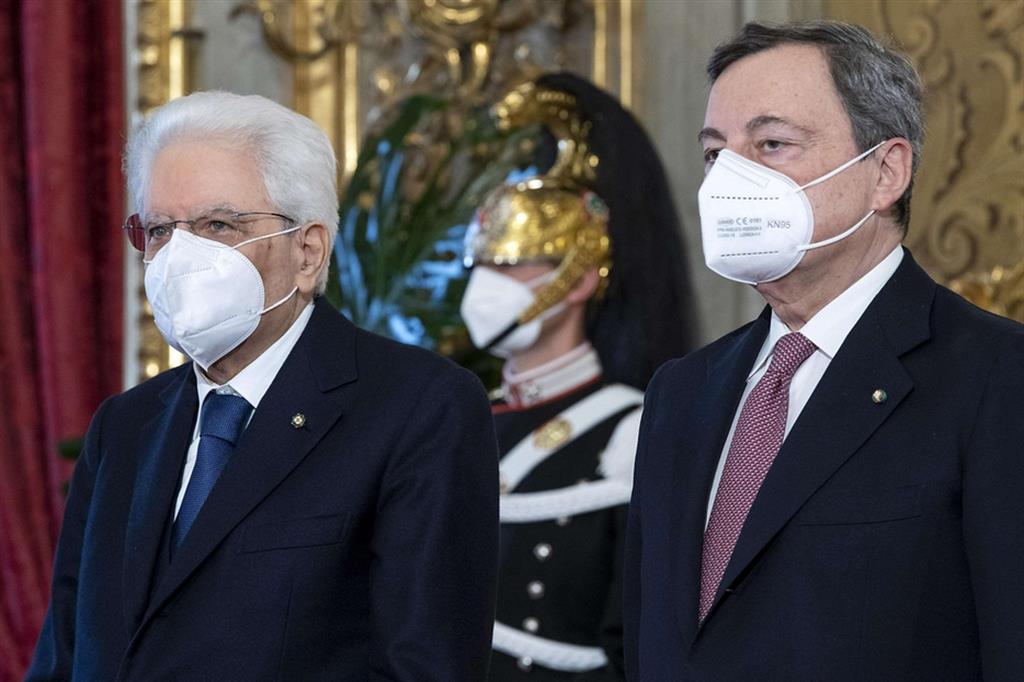 Il presidente della Repubblica, Sergio Mattarella, e il presidente del Consiglio, Mario Draghi (a destra)