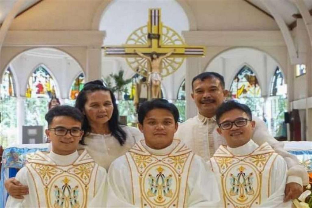 L'8 settembre Jerson, Jessie e Jestonie Avenido con i genitori ordinatis acerdoti a Cagayan de oro (Mindanao)