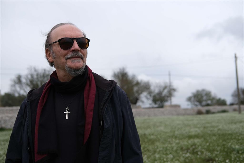 Il 70enne cantautore Juri Camisasca che ha appena pubblicato l’album “Cristogenesi” con le Edizioni Paoline