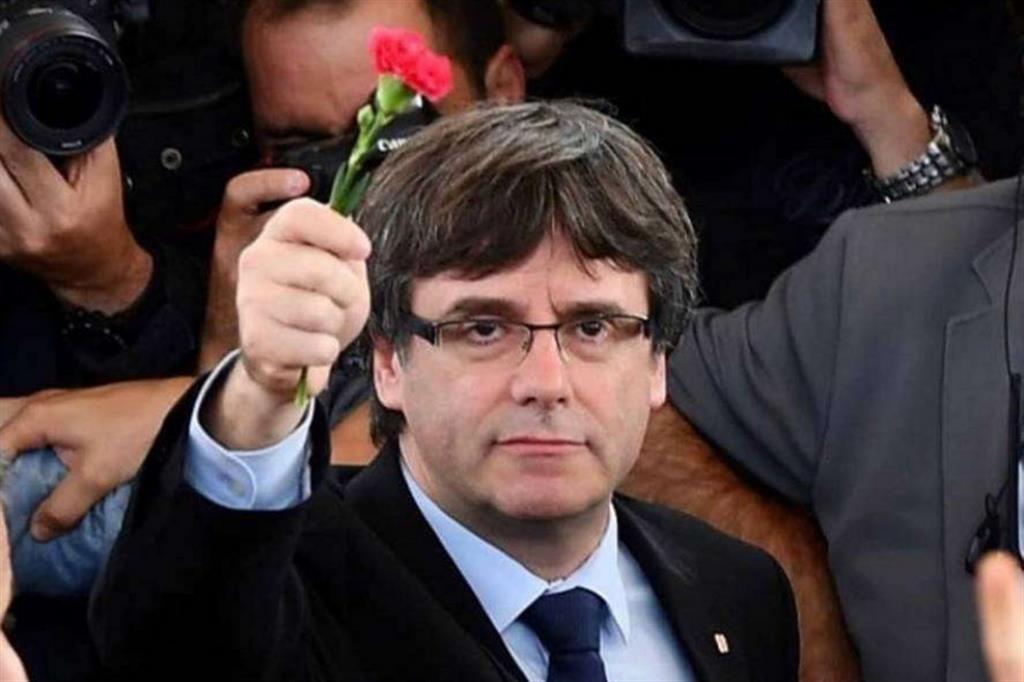 Puigdemont era stato presidente della Catalogna per un anno, a partire dal 2016, prima di scappare in Belgio per evitare di essere processato in Spagna con l’accusa di sedizione e ribellione.