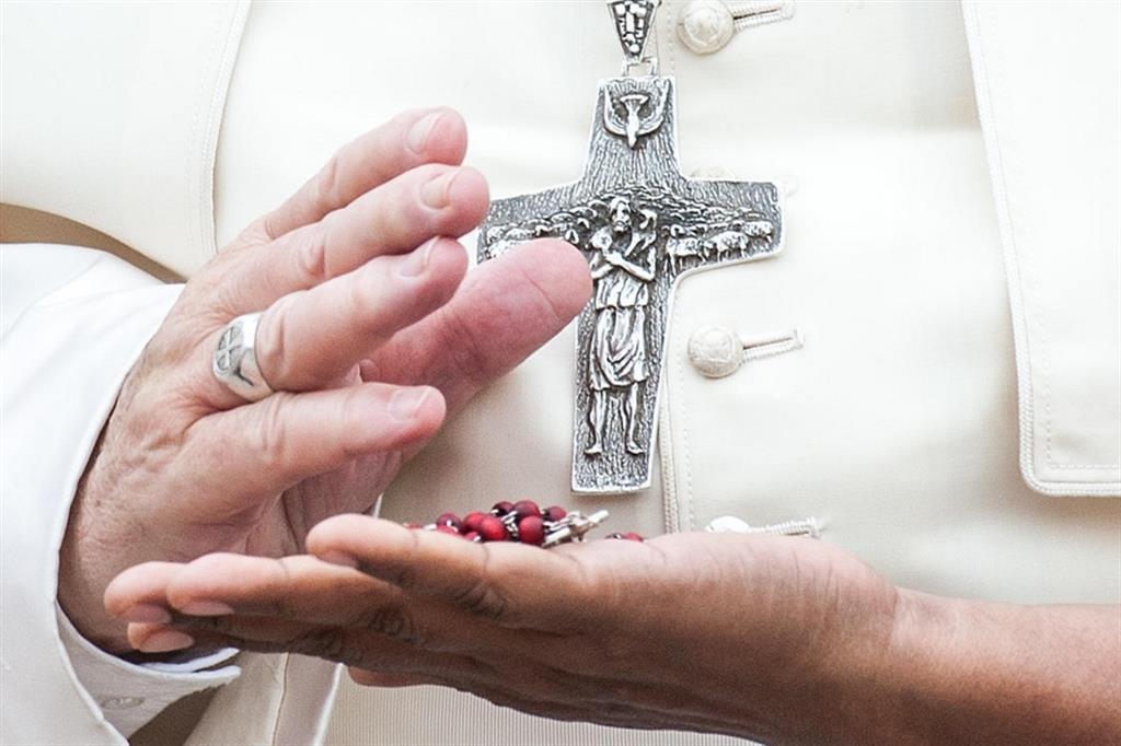 La mano di papa Francesco accarezza un rosario