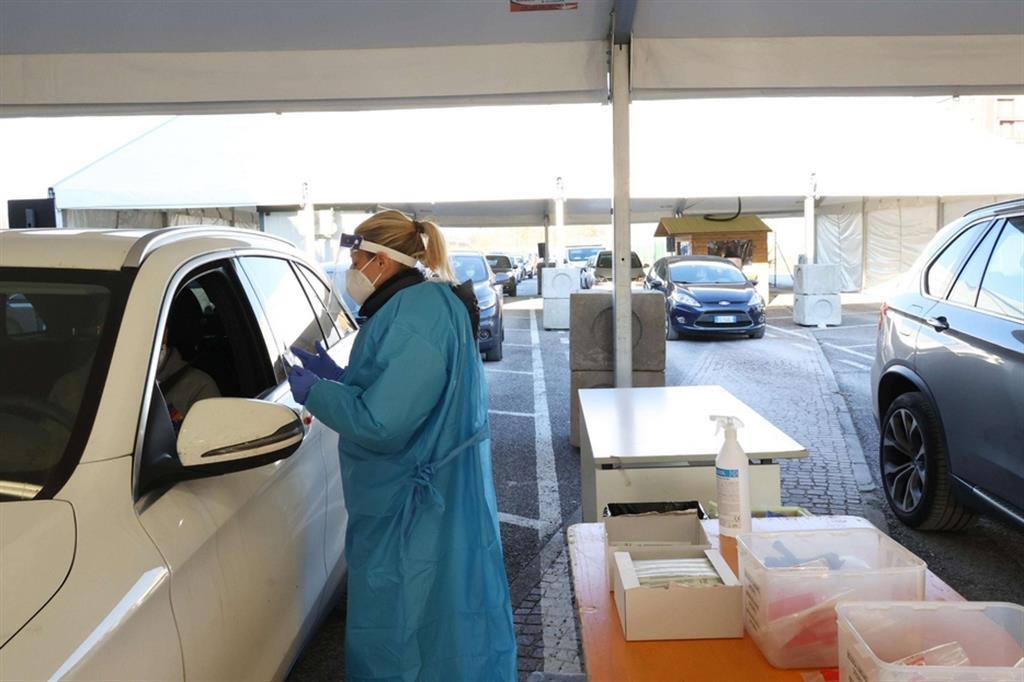 Test anticovid nel nuovo centro per i tamponi in via Caprera degli Spedali Civili di Brescia