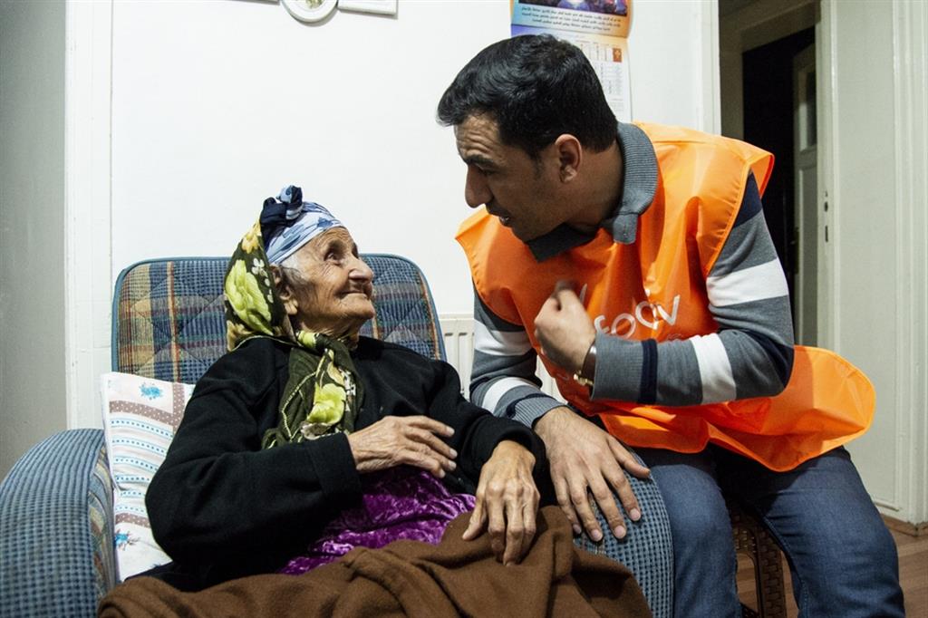 Un volontario Focsiv in visita per le feste di Natale a un'anziana donna cristiana in Cappadocia