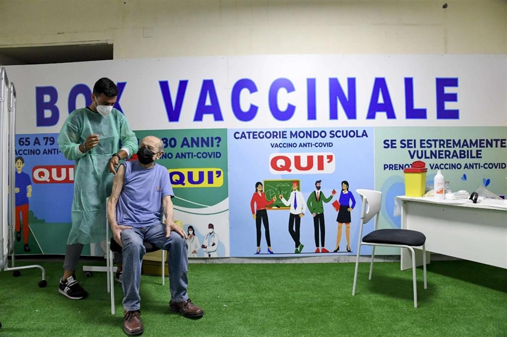 Pazienti vaccinati nel centro anti Covid allestito dalla farmacia Arciero a Napoli dove, oltre al Johnson, sta per partire anche la somministrazione del siero Pfizer per gli over 60